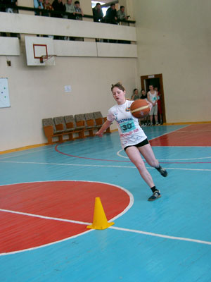 Екатерина Сухарева из гимназии № 6 показывает лучший результат по ведению баскетбольного мяча.ФОТО ВАЛЕРИЯ БАКЛАНОВА.