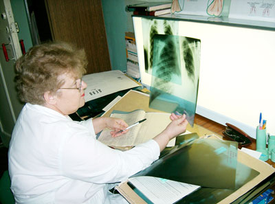 Врач-рентгенолог Татьяна Липкина ставит диагноз.