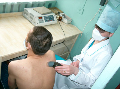 Медсестра Ирина Фомкина проводит процедуру.