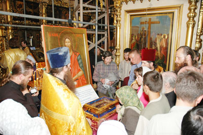 Ковчег с десницей и икона Иоанна Крестителя стали предметом поклонения тысяч людей. Фото Валерия Бакланова