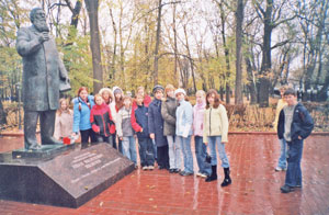 Новочебоксарские гимназисты возле памятника Ивану Яковлеву в Ульяновске. Фото авторов.