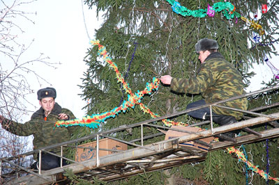 В украшении елки МЧС участвовали все караулы ПЧ-11, а жены и дети мастерили игрушки.