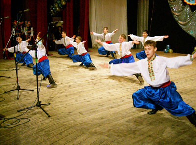 Гости из Нефтеюганска исполняют украинский танец.  Фото Валерия Бакланова.