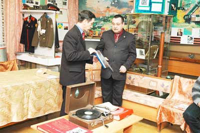Заместитель директора ЧХМТ Валерий Кадеев передал в дар музею патефонные пластинки и солдатское письмо с фронта.