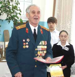 На открытии школьного музея “Эткер” выступил Ветеран войны Николай Якимов. Фото Валерия Бакланова.