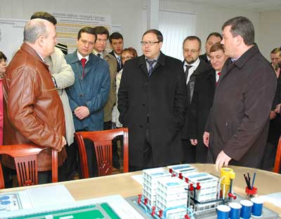 Сергей Круглик (в центре) и Сергей Гапликов (справа) во время обсуждения проекта “Нового города”. Фото Валерия Бакланова. 