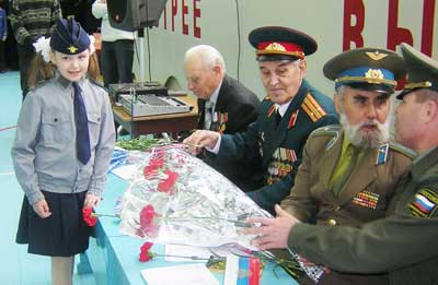 Перед началом конкурса юнармейцы поздравили ветеранов с наступающим Днем Победы.