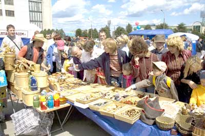 Бойкая торговля у лотка с суздальскими изделиями. Фото Валерия Бакланова.