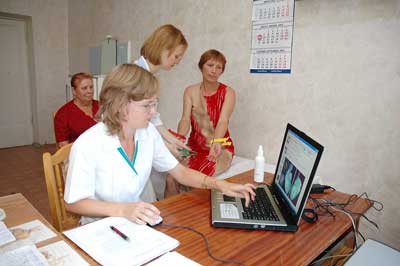 Врачи терапевт Раиса Смирнова и функциональной диагностики Ульяна Яковлева обследуют пациентов с помощью Кардиовизора-6С. Фото Валерия Бакланова.