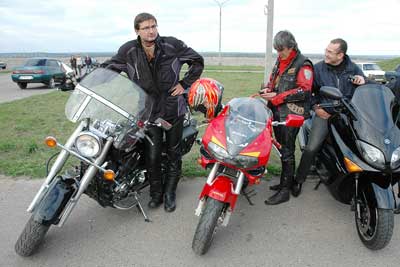Дмитрий Донсков (слева) с друзьями Владимиром Захаровым и Александром Жуковым.