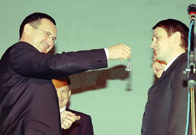 Президент Н.Федоров вручает ключи от квартиры семье Белинских. 