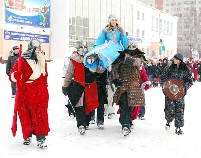 Клуб ролевых игр “Тысячелетие” впервые участвовал в шествии Дедов Морозов. Фото Валерия Бакланова.