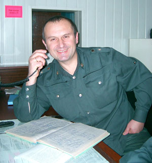 Оперативный дежурный ОВД майор Михаил Амерханов. 