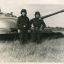С.Костров (справа) с наводчиком у Т-54. Фото из архива С.Кострова