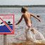 Как бы не было беды. В понедельник, 31 июля, новочебоксарцы семьями наслаждались купанием, не замечая знака запрета.  Коллаж Марии СМИРНОВОЙ