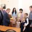 В Новочебоксарске в 2019 году усилена работа по выдаче сертификатов многодетным семьям на получение земельных участков. Так, 28 мая их получили четыре семьи, в том числе супруги Чебановы, у которых четверо детей. Фото Максима Боброва