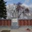 Главное место в музее боевой славы под открытым небом занимает памятник солдату, за ним мемориальная плита с фамилиями погибших на фронте. Фото na-svyazi.ru