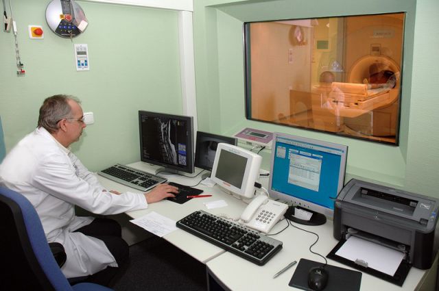 Исследование на МРТ проводит врач высшей категории  Юрий Пашенцев.