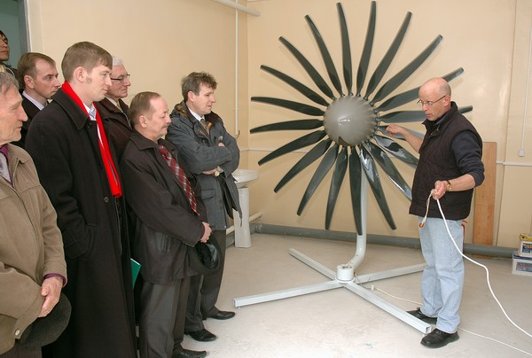 Владимиро Туркет продемонстрировал гостям опытный образец ветряного электрогенератора (технопарк “Интеграл”).   Фото Валерия Бакланова.