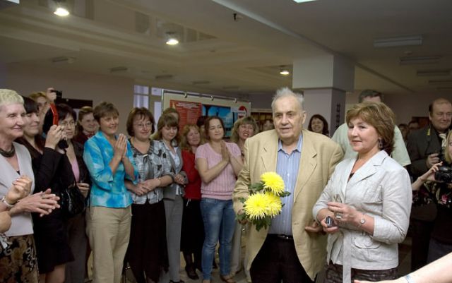 Коллектив Национальной библиотеки ждал Рязанова после пресс-конференции в фойе.  