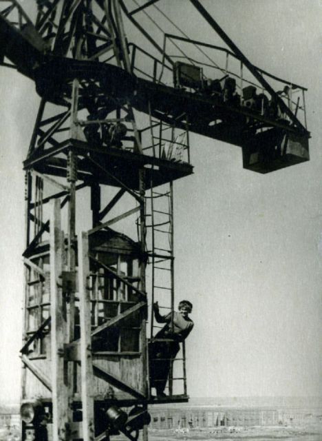 Подпись на обратной стороне снимка: “10 мая 1963 года. работаю крановщиком на кране БКСМ-5. строю химкомбинат в чувашии”.  Фото из архива В.Сидюковой.
