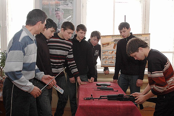 Учащиеся ПУ-14 тренируются в сборке-разборке АКМ.