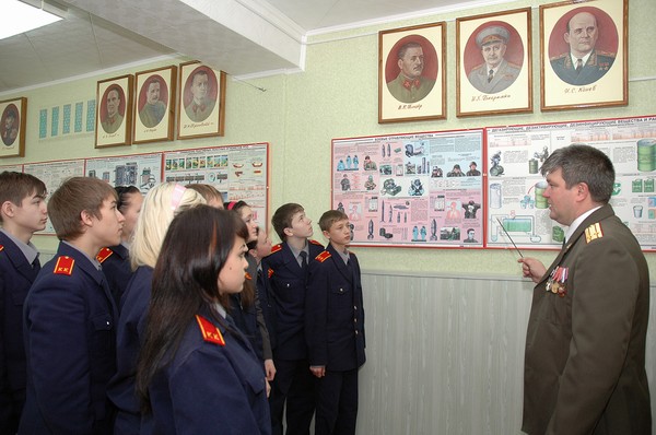 Преподаватель учебного центра УИН Руслан Касаев проводит экскурсию с кадетами школы № 9.