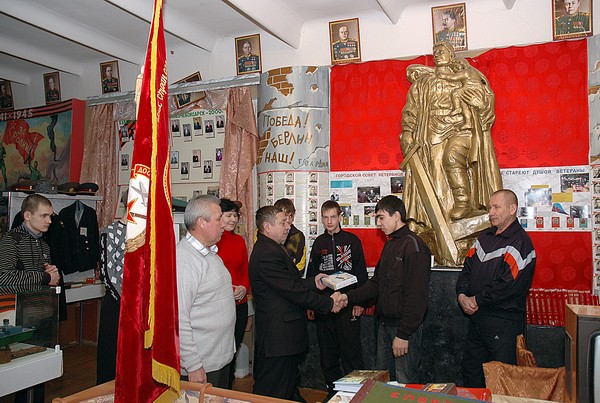 В зале боевой и воинской славы РОСТО новичкам вручены членские билеты и подарки.