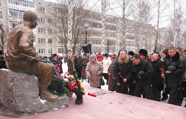 Гвоздики ложатся к памятнику павшим воинам. Фото Валерия Бакланова. 