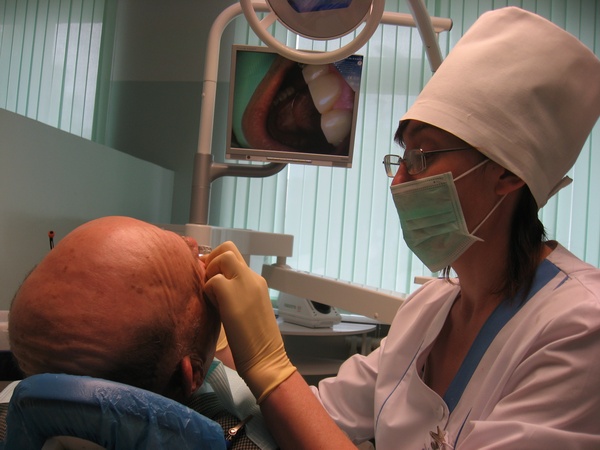 За новой установкой “Дипломат” с монитором  врач-стоматолог-терапевт Тамара Гурьева.